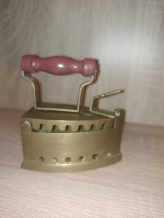 Fier de calcat antic