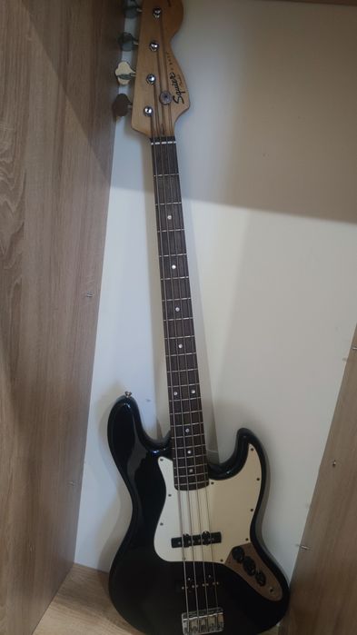 Бас гитара Fender squier p bass