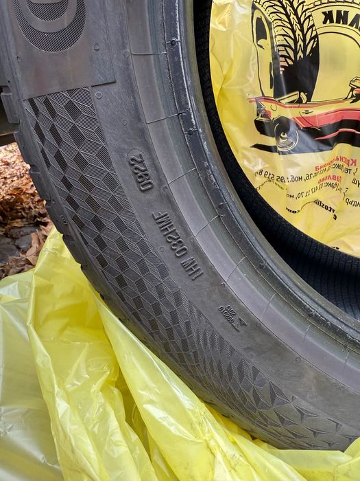 Гуми Continental Ultracontact 215/55/17 94V DOT 2022 4 броя