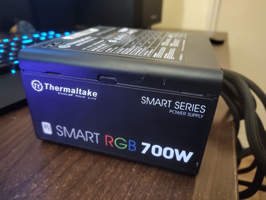 Sursa Thermaltake 700w cu RGB