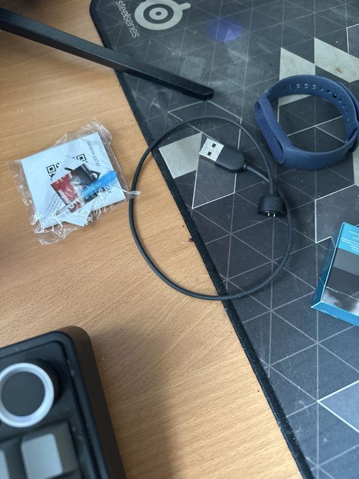 Продам зарядку и ремешок для ми бендов