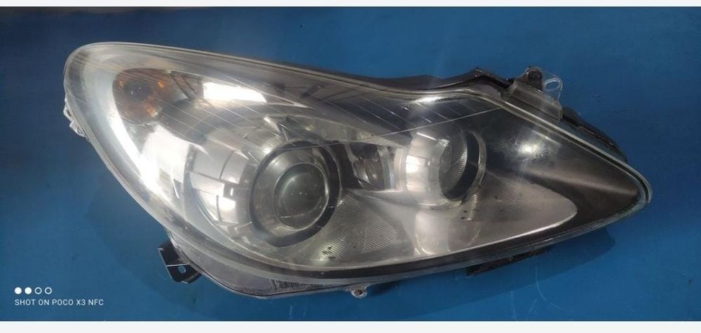 Far Dreapta Opel Corsa D cu lupa Fundal Negru European