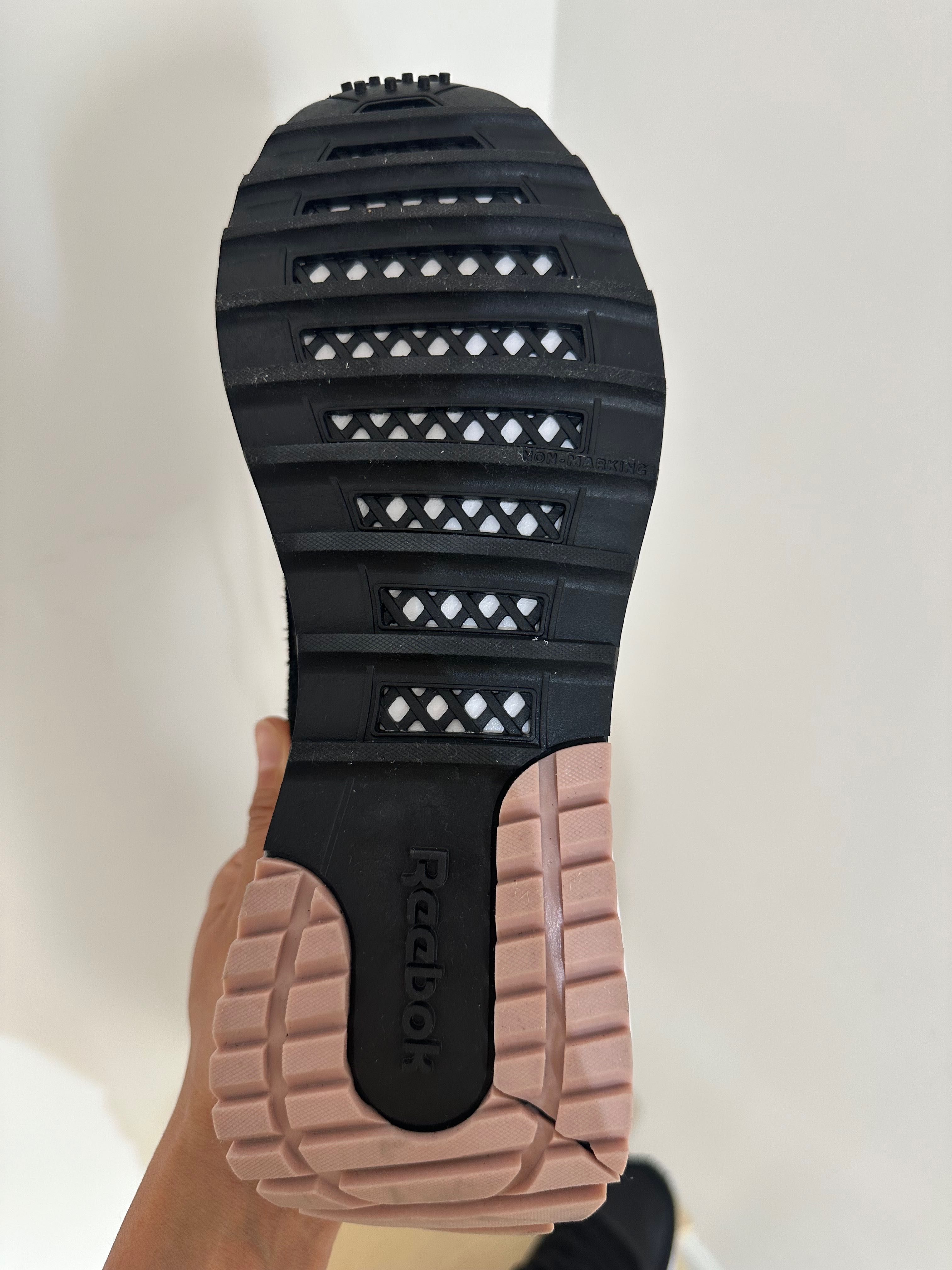 Продам НОВЫЕ кроссовки Reebok 38-39 размер женские оригинал