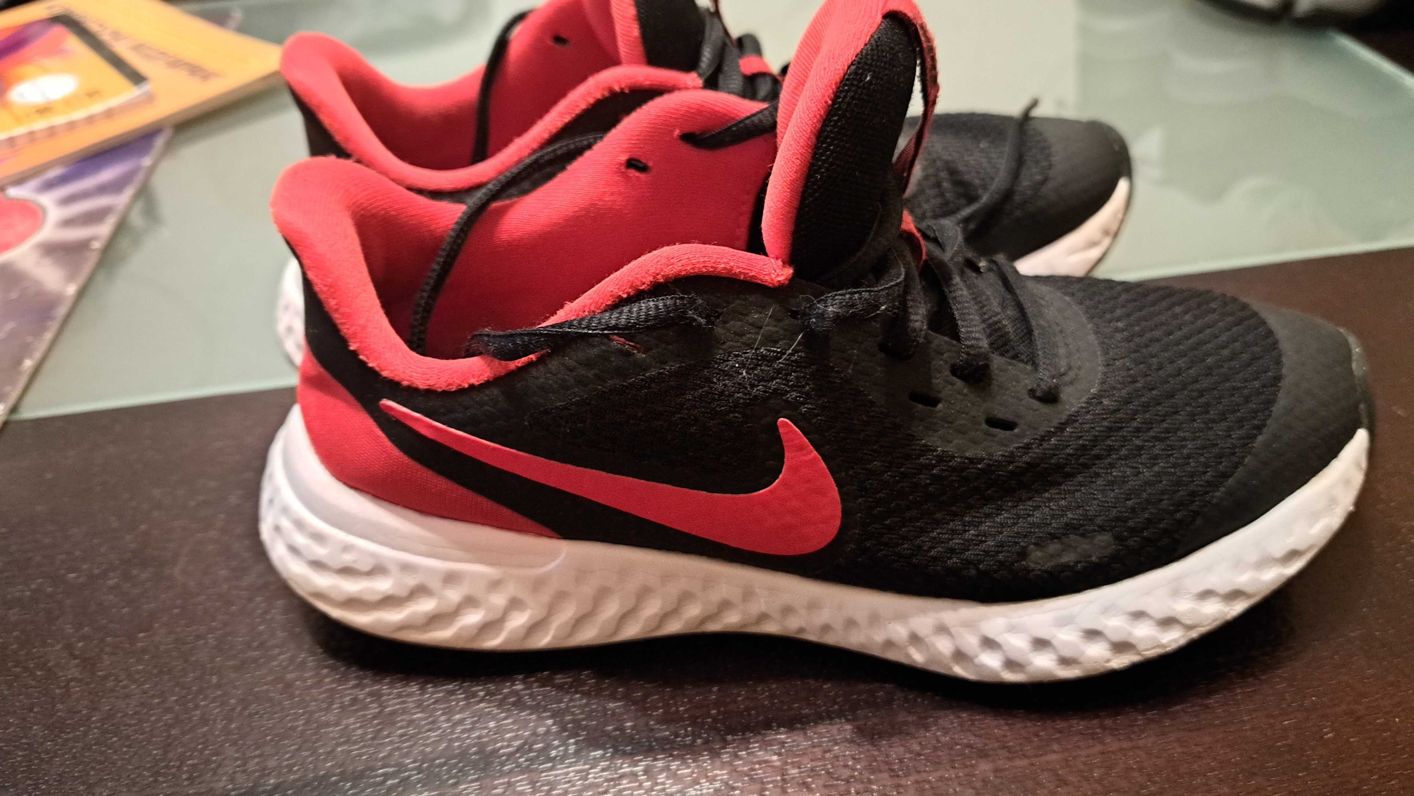 Спортни обувки Nike Revolution 5 - размер 36 EU
