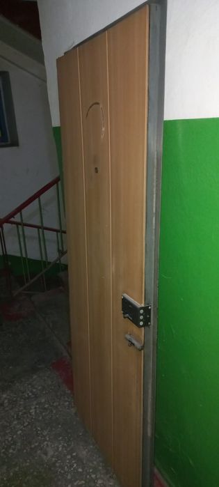 Продам  железную входную дверь