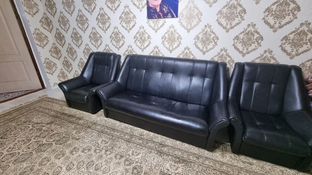 Продам черный диван, кожа