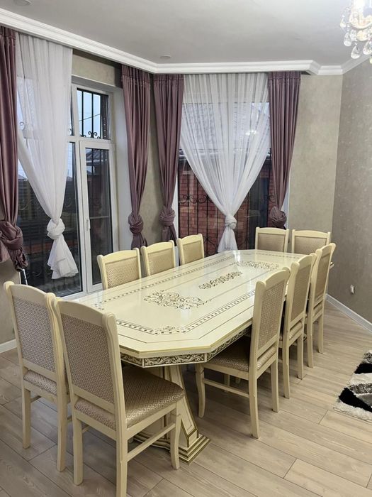 Стол со стульями для гостей