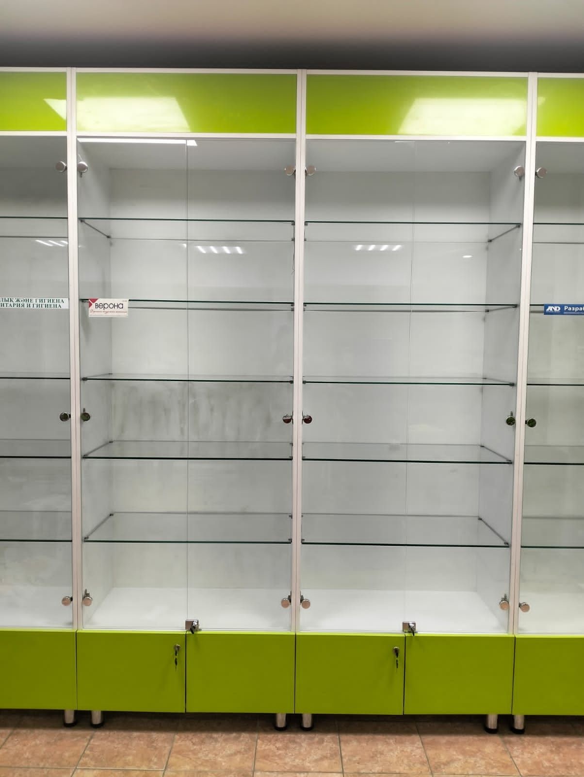 Продам шкафы,офисную мебель отличного качества. Шкаф. Витрина
