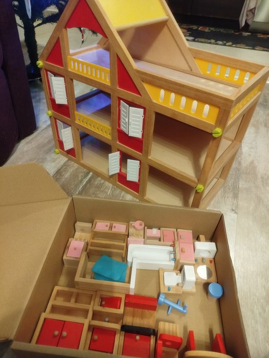 Дървени къща за кукли и мебели