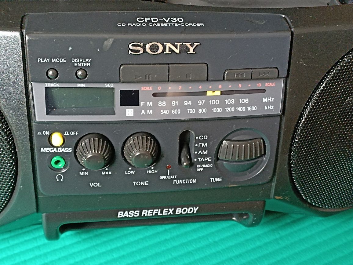 RadioCasetofonRetro cu CD, Sony CFD-V30, original, impecabil.