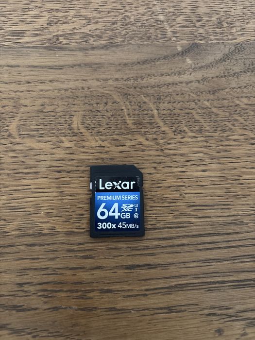 Фотоапарат Nikon 3200 със зарядно, карта памет 64 GB и USB кабел