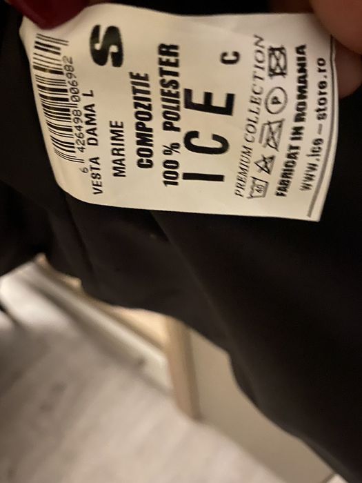 Vând vesta lunga ,neagră