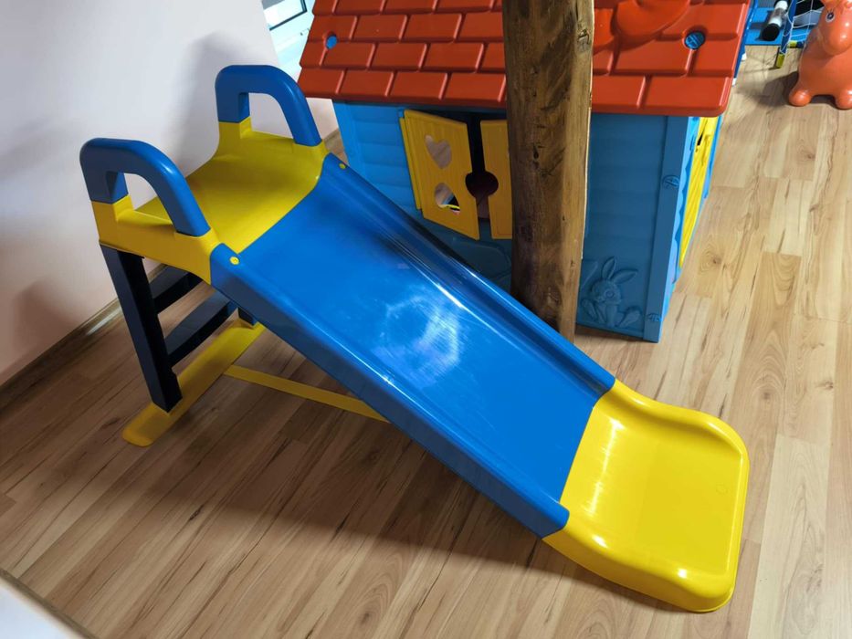 Къщичка, пързалка и кола за бутане