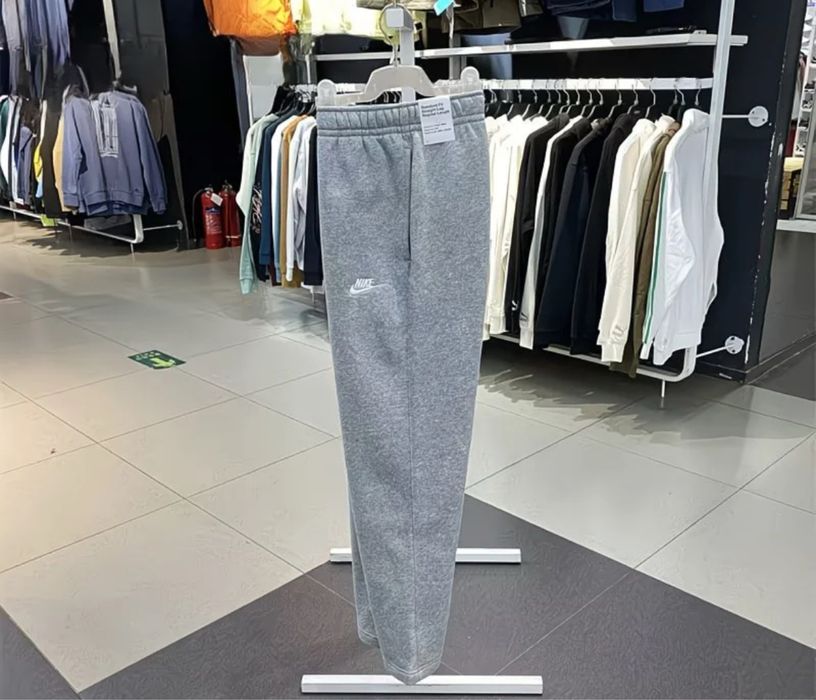 Штаны Nike.
