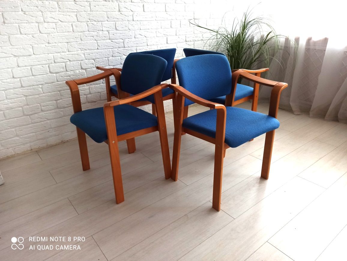 Четири стола Magnus Olesen armchair