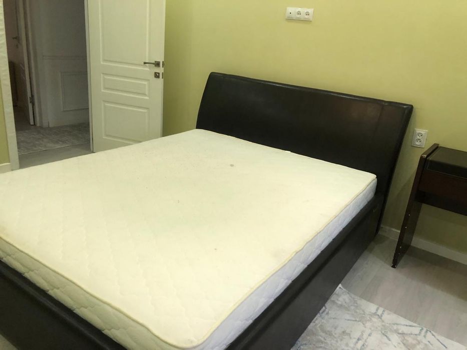 Продам кровать с ортопедическим матрацом тумба комод с зеркалом в пода