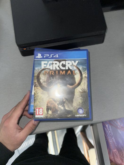 Продавам pleystation 4 slim