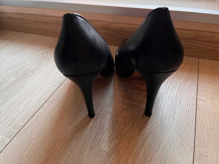 Zee Lane Kожени обувки в черно с остър връх 39