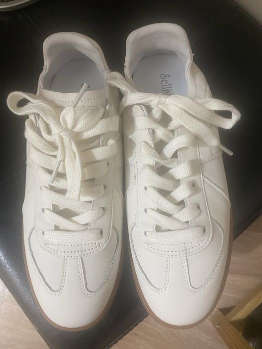 Продам кроссовки новые(белые)