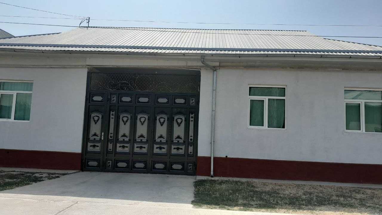 Гулистон шахрида уй сотилади. 7 хонали 10 сотик
