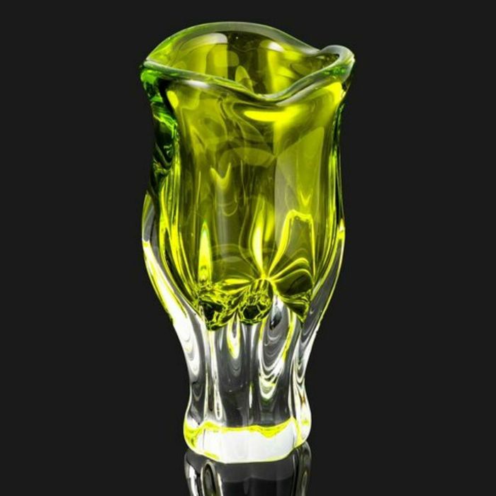 Ваза для цветов в стилистике дизайнера Josef Hospodka.