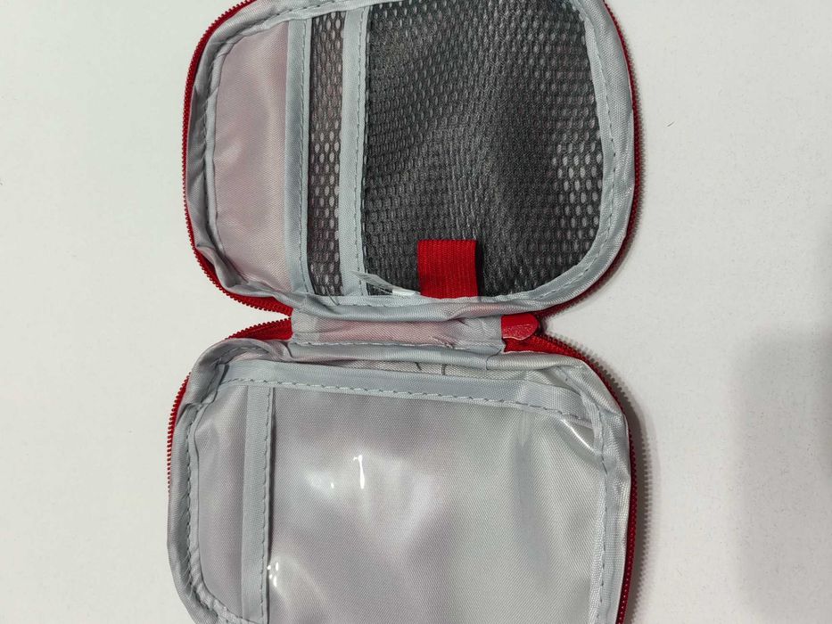 Мини несесер за лекарства и мини комплект за шиене.