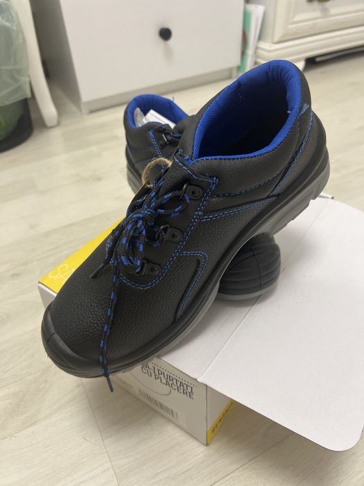 Pantofi cu bot metalic