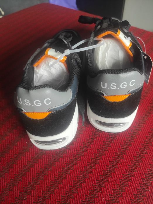 Adidasi noi nouti, cu eticheta, in cutie