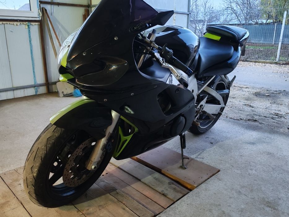 Văd Yamaha r6 carburație An 2001