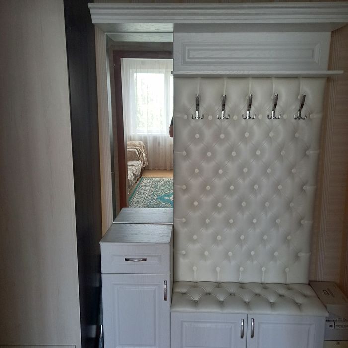 Прихожая для одежды, белого цвета с зеркалом, тумбой для обуви