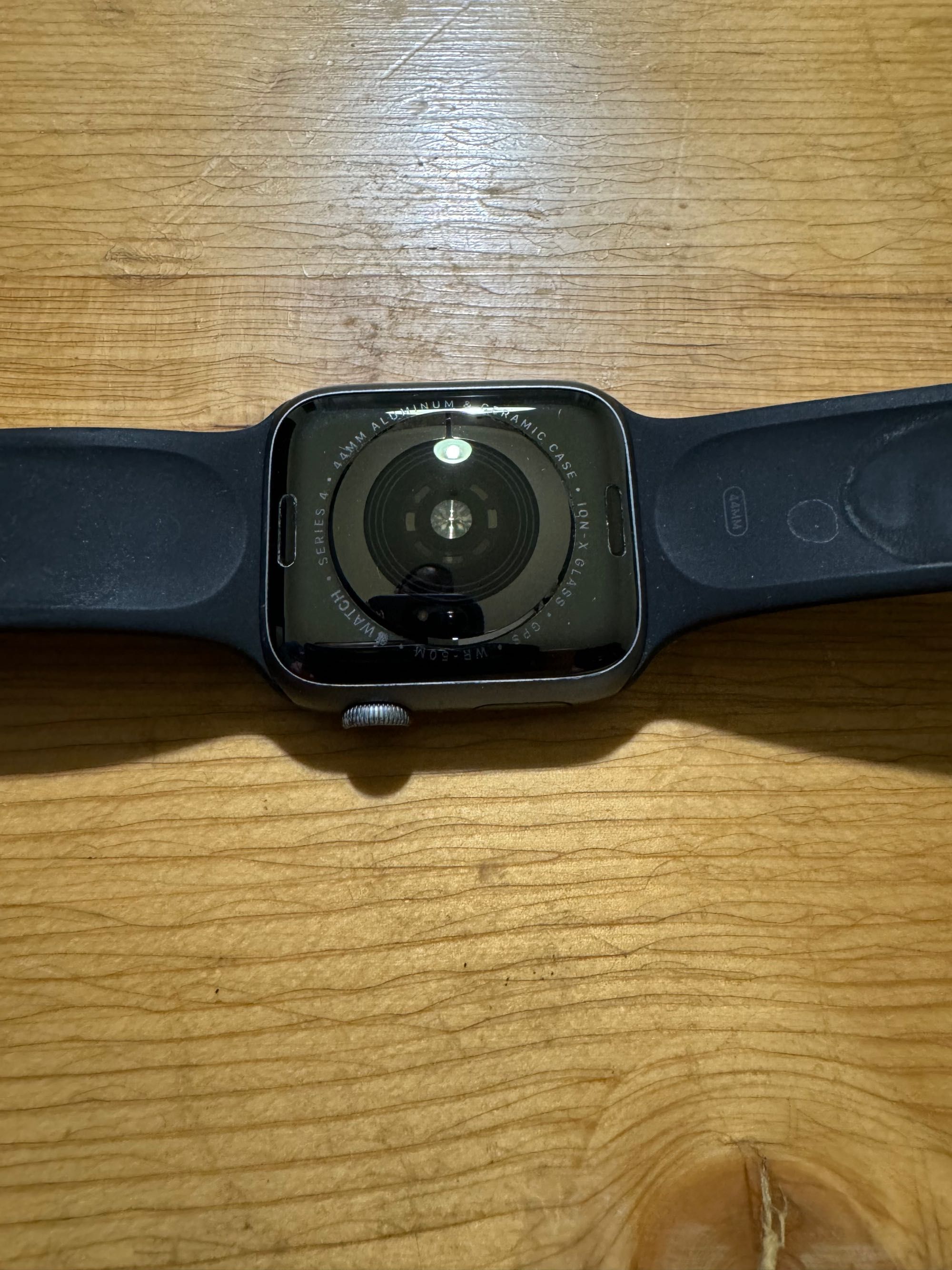 Apple Watch Series 4, 44mm Space Grey Aluminium Case + зарядно