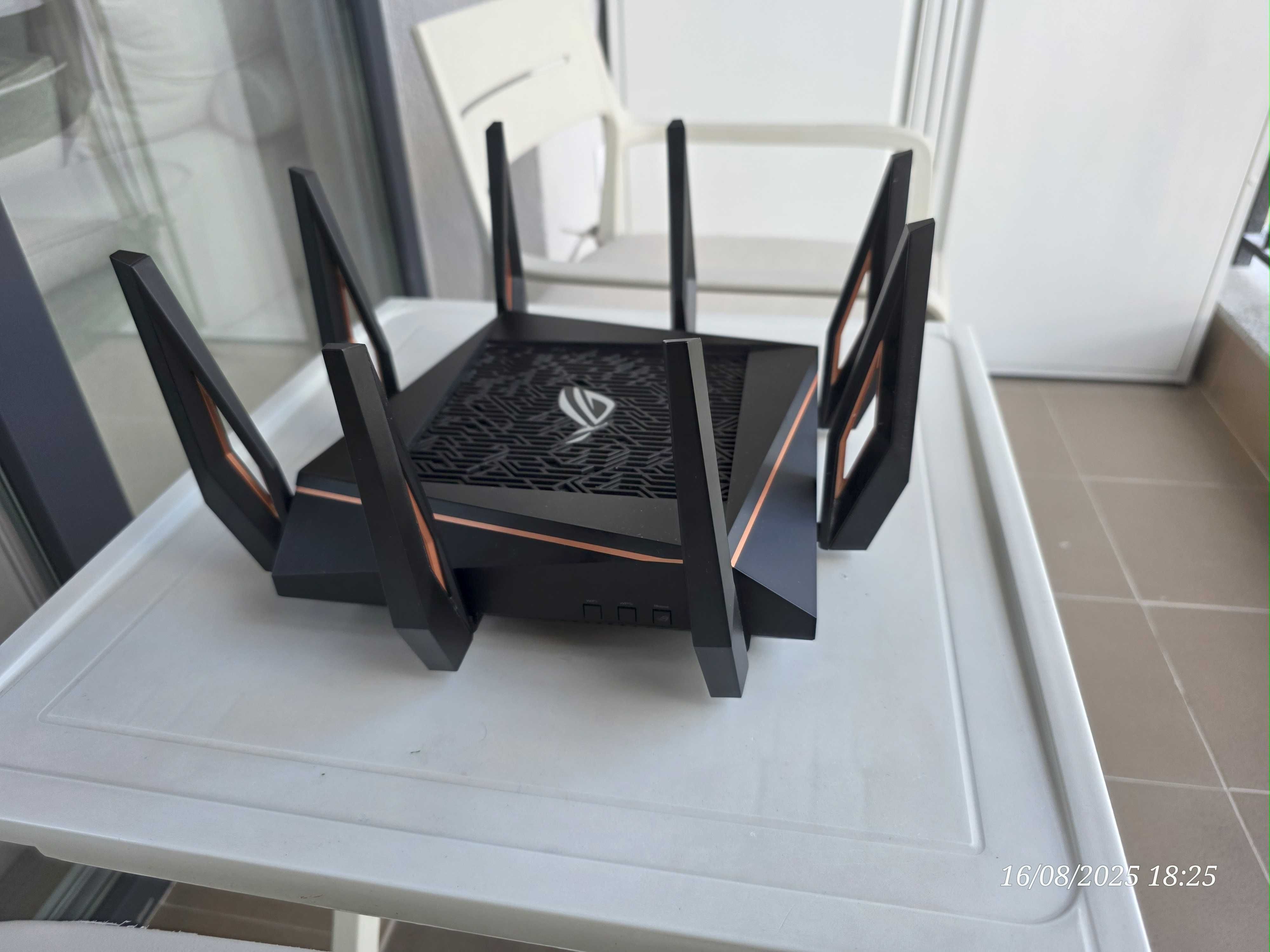 Продавам геймърски трибандов Wifi 6 рутер ASUS ROG Rapture GT-AX11000