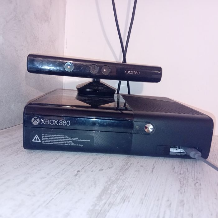 Xbox 360 E +Controller