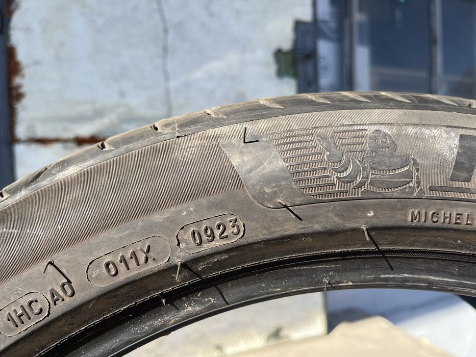 2 бр. летни гуми 235/45/20 Michelin S1 DOT 1123 6 mm
