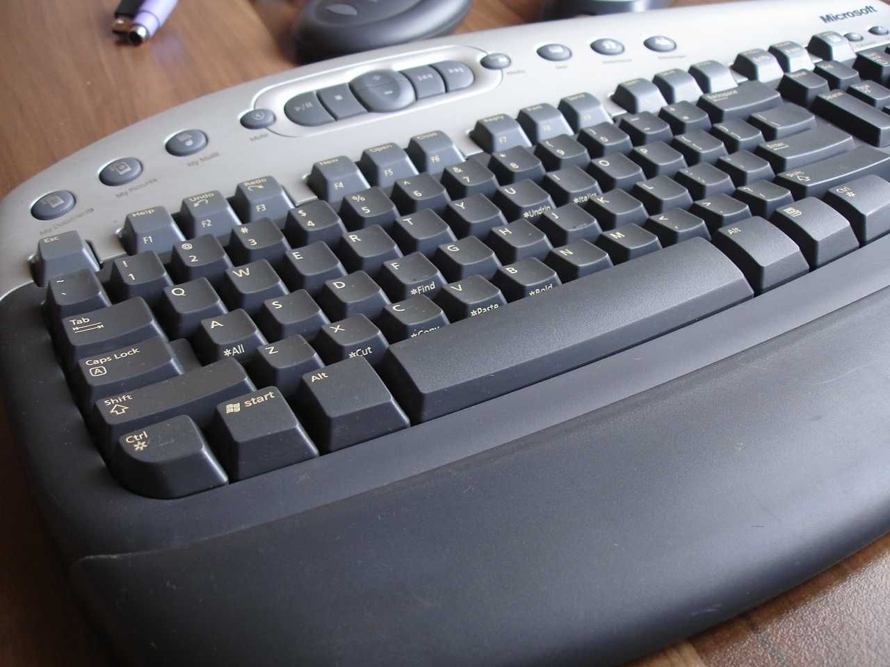 MICROSOFT - Комплект безжична клавиатура, мишка и приемник