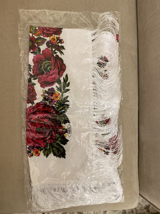 Продам новый платок красивый с цветочками