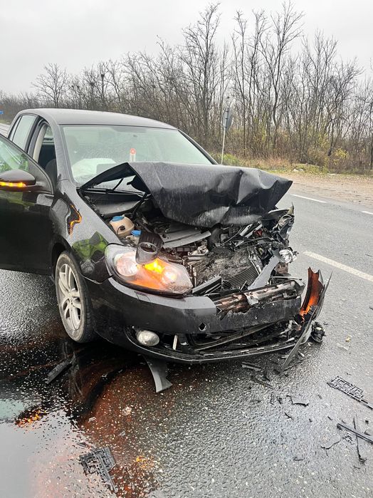 Vând mașina avariată