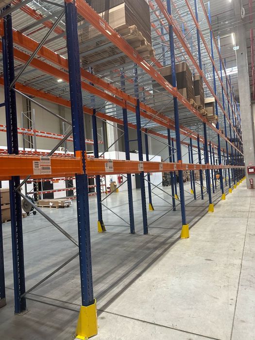 Vindem rafturi metalice profesionale