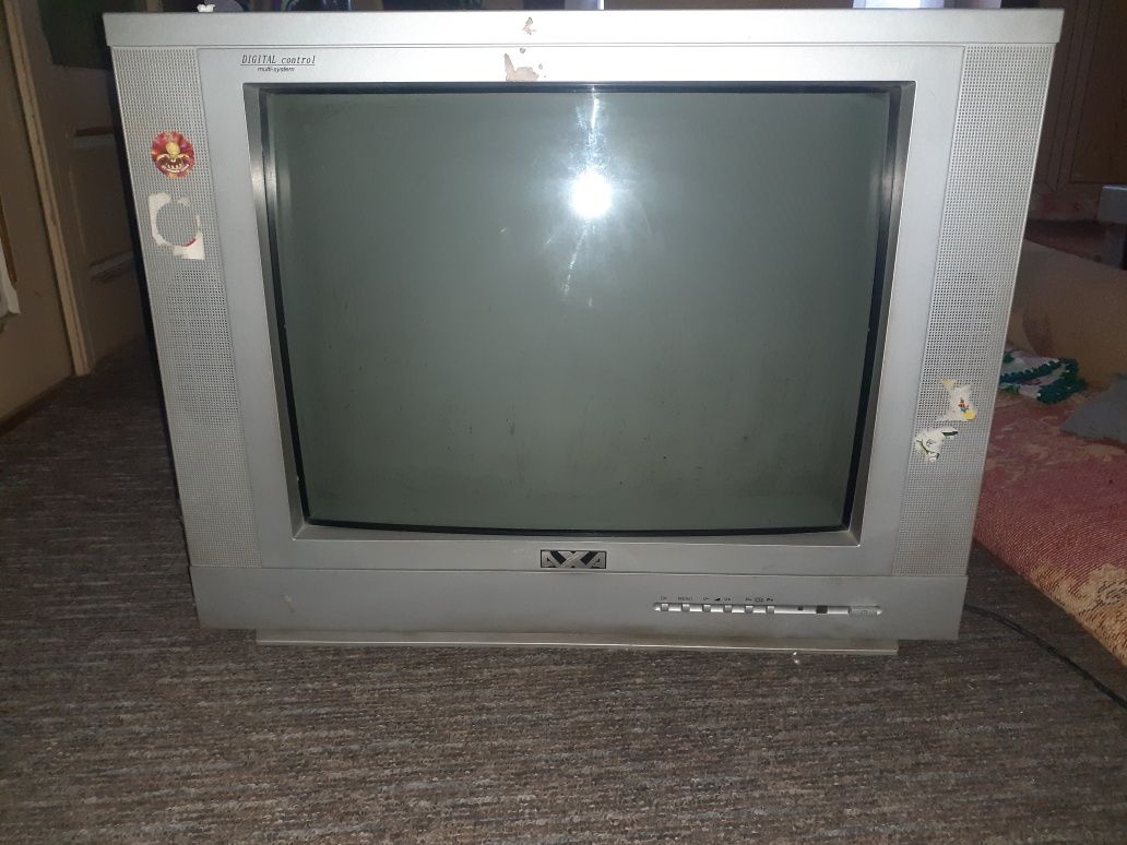 Televizor color cu telecomandă