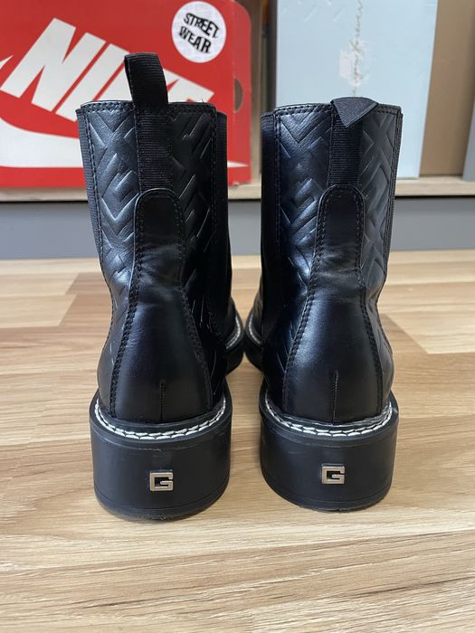 Обувки Guess.