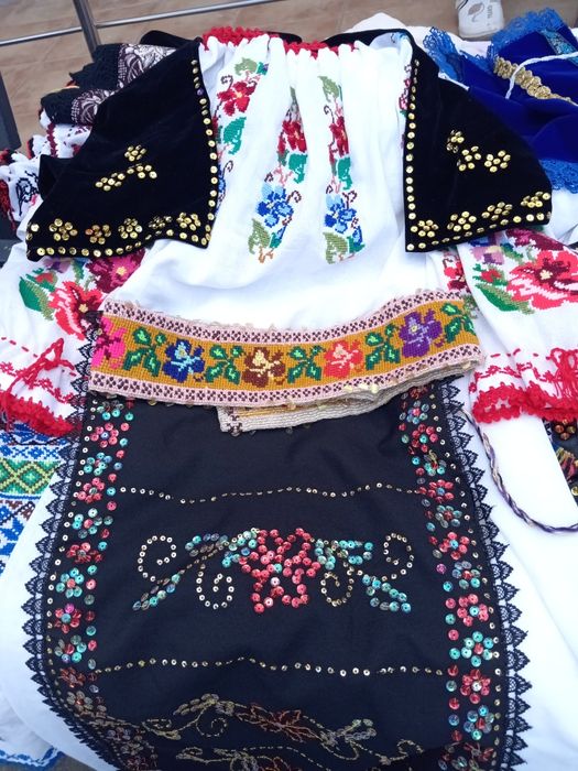 Costume populare lucrat manual