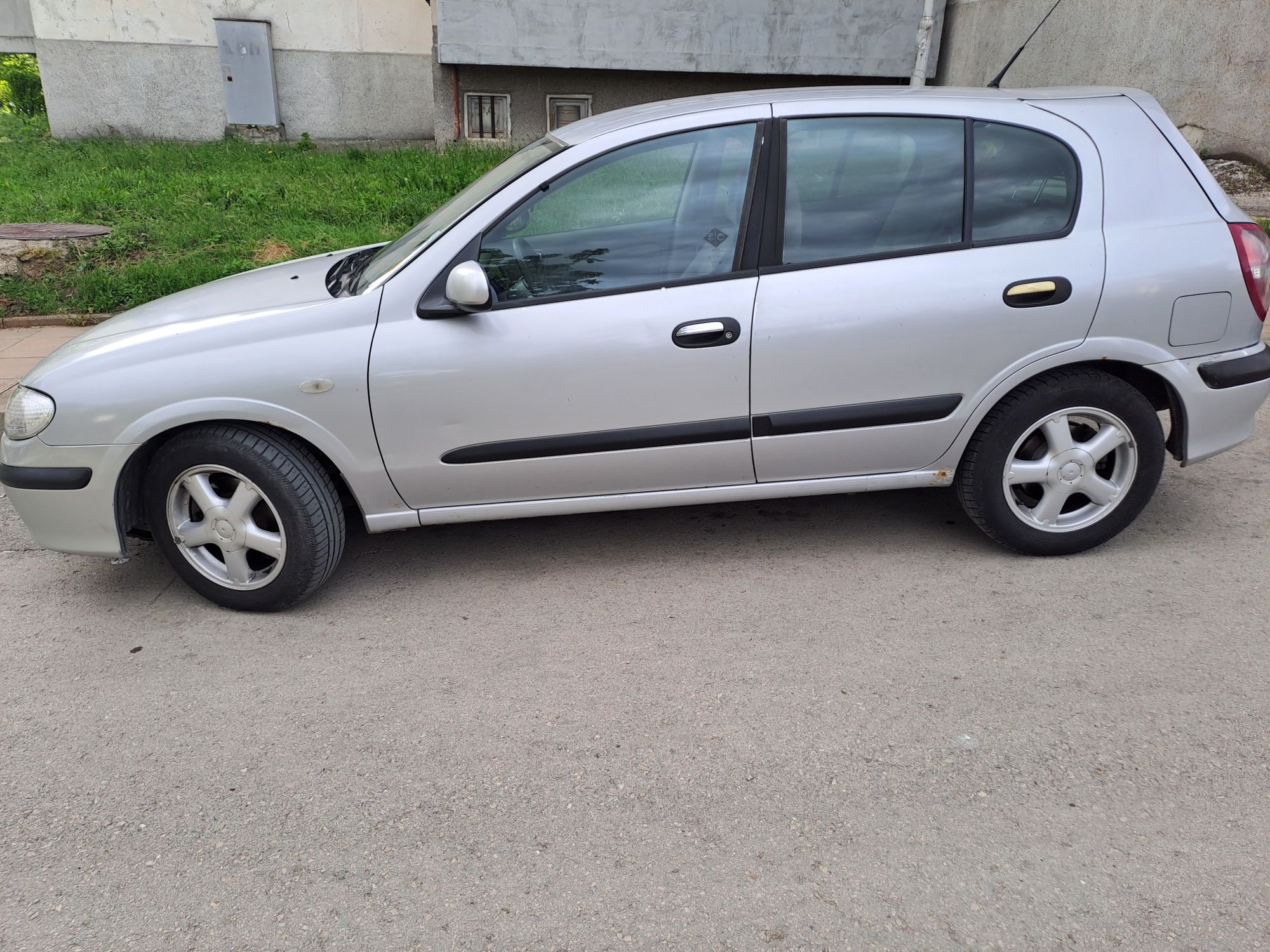 Nissan almera 2.2