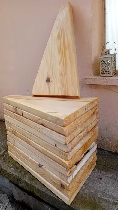 Scara interior, spirala, structura metalica, trepte din lemn