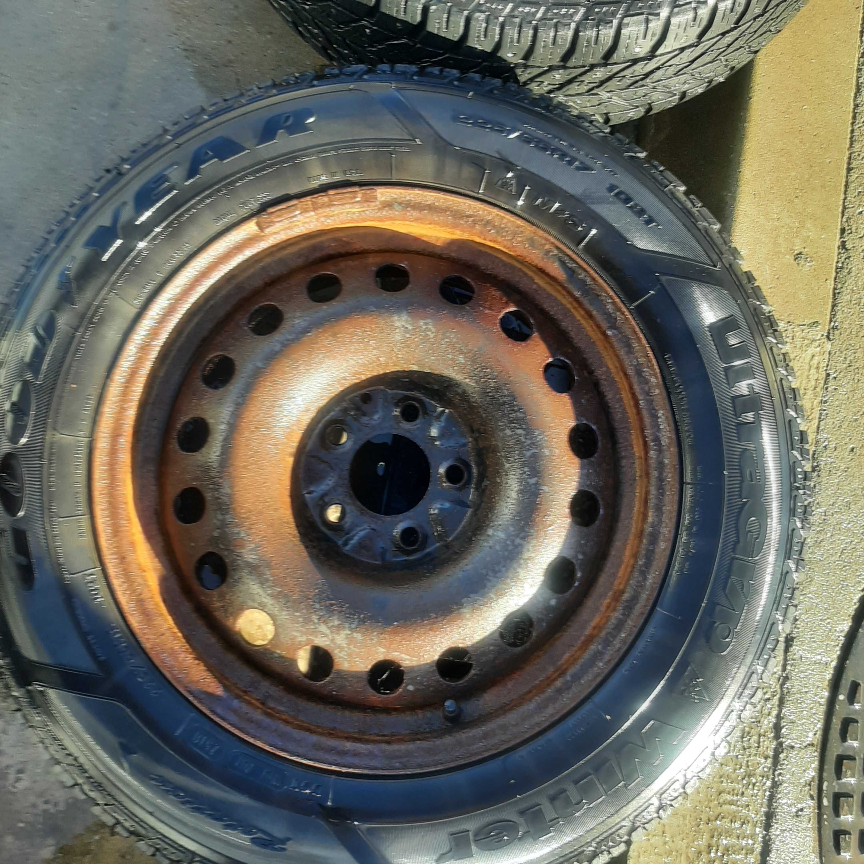 225/65 R17 Goodyear