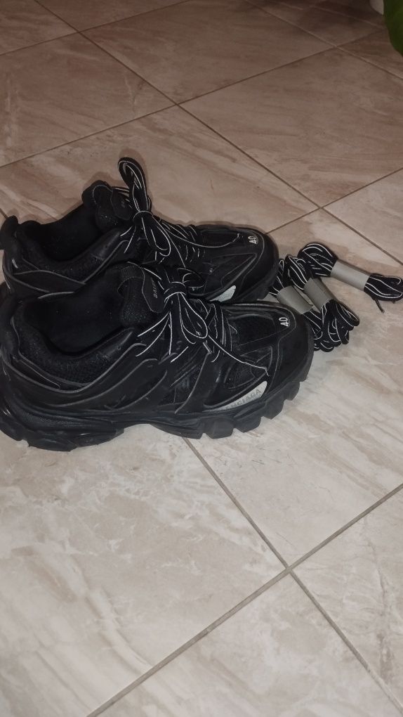 Balenciaga track с кутия и резервни връзки