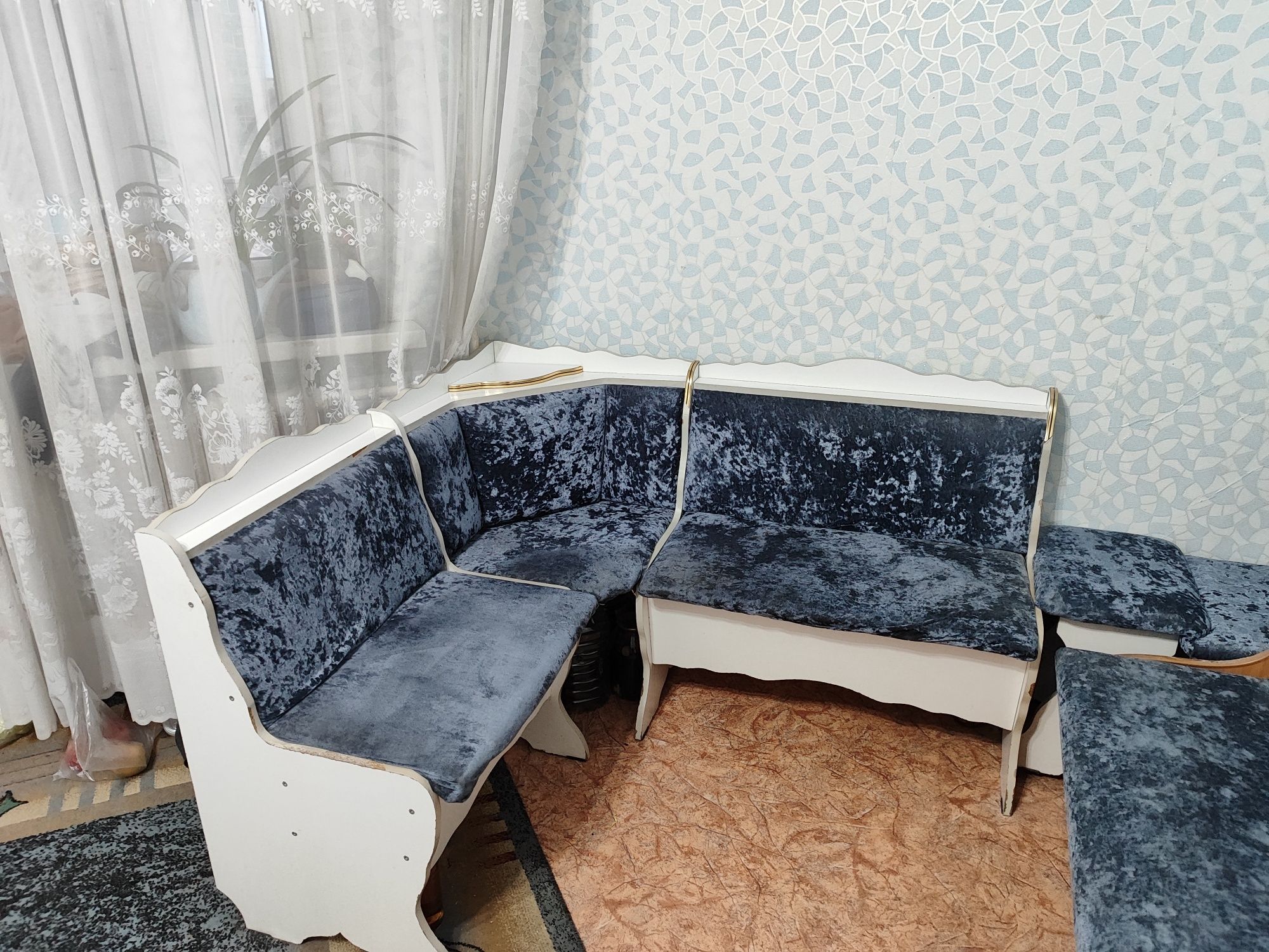 Угольные стулья, мебель