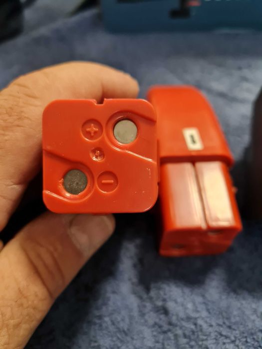 2 accumulatori 7.4 V si incarcator