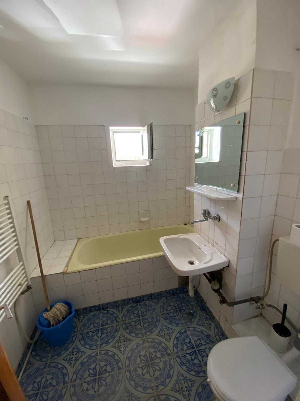 Inchiriez apartament 3 camere