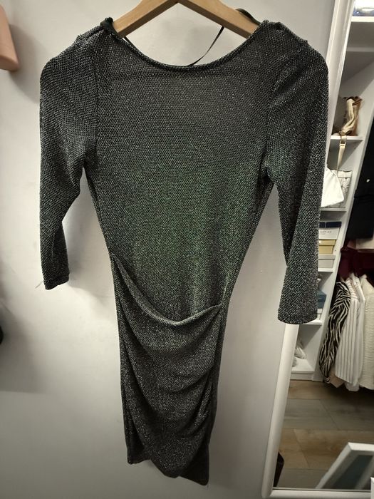 Рокля с гол гръб