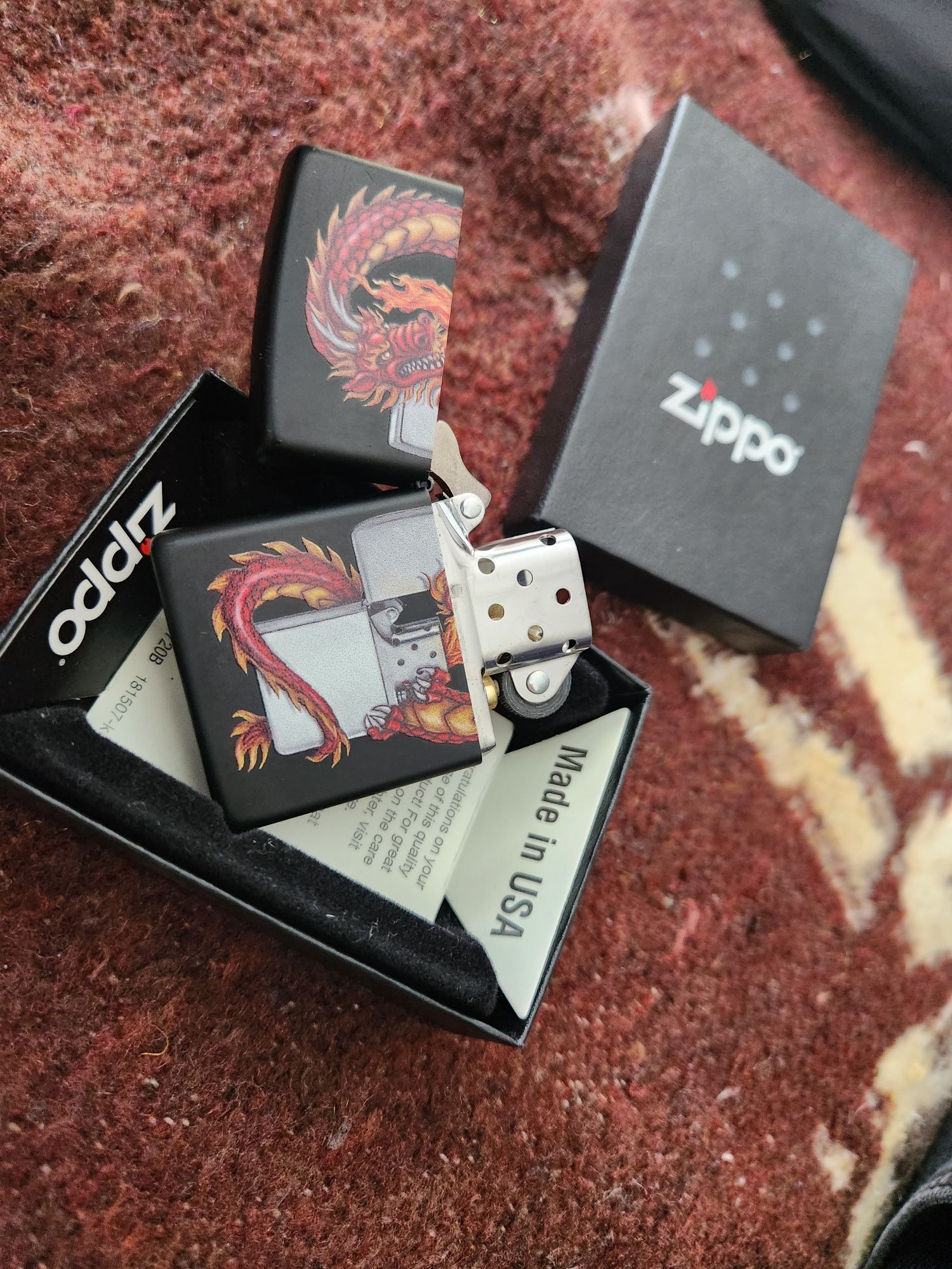 Zippo nou cu rezerve
